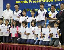  YOUNG BUT BRILLIANT: Mr Law King Hui, Managing Director of Sasbadi (first from left) and Ir Asst Prof Liew Chia Pao, deputy dean of UCSI’s Faculty of Engineering, Technology and Built Environment (first from right) with one of the winning teams of the FI