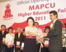 Ms Margaret Soo receiving a plaque of appreciation from En. Rusli bin Harun, director of the IPTS Governance Division of the Higher Education Department of the Ministry of Higher Education witnessed by Dr Mei Ling Young, organising chairperson of the MAPC