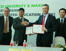 from left) Dr. Robert Bong, Vice Chancellor, UCSI University, Associate Professor Dr. Lachman Tarachand, Deputy Vice Chancellor, Student Operations, UCSI University, Mr. Mohamed Fitri B. Abdullah, Senior Vice President, Maxis Business Division, Mr. Jeff C
