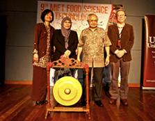  (left-right) Assoc Prof Dr Chan Hor Kuan, Dr Siti Noorbaiyah Abdul Malek, Senior Prof Dato’ Dr Khalid Yusoff and Prof Dr Teoh Kok Soo during the opening ceremony for the 9th MIFT Food Science and Technology Seminar.