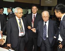  THE EXHIBITION: President of UCSI-MINDS student chapter, Ee Kai Shen, explaining about some exhibitions to the founder of MINDS, Tan Sri Datuk Dr Augustine Ong and UCSI’s Vice-Chancellor and President, Senior Prof Dato’ Dr Khalid Yusoff.