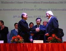 Tan Sri Dato’ Lee Lam Thye (front row, left) from MCPF and Datuk Dr. Paramjit Singh (front row, right) from MAPCU exchanging the signed MoU documents witnessed by Y. B. Dr. Hou Kok Chung, Deputy Minister of Higher Education (front row, middle)