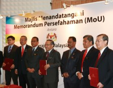  GROUP PORTRAIT (From right to left): UCSI Deputy Vice-Chancellor (Academic Affairs and Research) Prof. Emeritus Dr. Lim Koon Ong, MOHE Secretary General YBhg. Datuk Ab Rahim bin Md Noor (fourth from right), Higher Education Minister YB Dato' Seri Mohamed