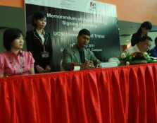 Associate Professor Dr Lachman Tarachand, Deputy Vice Chancellor for Student Affairs (second from left) and Mr Lee Thuan Teik (second from right), Sales Director for Tristar Digital sign the MoU to bring in the latest technology to UCSI University student