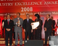 From left to right – YB Tan Sri Dato’ Muhyiddin Mohd Yassin, Malaysian Minister of International Trade and Industry, Y. Bhg. Dato’ (Dr.) Haji Mohd Karim bin Haji Abdullah Omar, UCSI University Council’s Chairman, Prime Minister, YAB Dato’ Seri Abdullah Ha