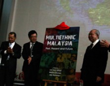 The book Multiethnic Malaysia : Past, Present and Future is launched by (from right) Dr. KJ John, Director of MiDAS@UCSI University, Tan Sri Dato’ Seri (Dr.) Musa Mohamad, Chairman of UCSI University Foundation, UCSI University President, Peter T. S. Ng, 