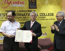 OFFICIAL LAUNCH (From left): East West International College (EWIC) CEO Prof Dato' Abdul Murad and Education and Higher Learning Minister II YB Dato' Seri Mohd Idris Jusoh officiating the launch of EWIC as MyCenTHE's cluster leader for the state of Negeri