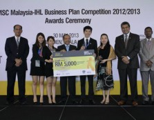  PROUD WIN: UCSI University students Chew Pei Xin (second from left), Jasmine Lum (third from left), Lim Wai Hing (fifth from left) and Faculty of Business & Information Science (FoBIS) lecturer Ms Eva Lim (sixth from left) posing for a group photo with M