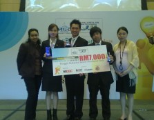 Students from UCSI University and their advisors showing their winning cheque after taking first runner up during the national MSC Malaysia – IHL Business Plan Competition in Kuala Lumpur. From left: Ms Sharinaz, UCSI University-MSC Coordinator, Ms Ng Shi