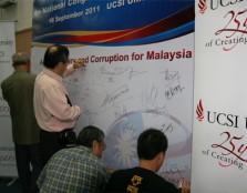 Members of the public sign the “No Corruption” pledge.