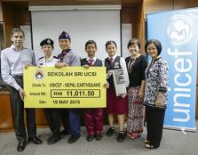  GROUP PHOTO: (left-right) Mr Richard Beighton, chief, Private Sector Fundraising & Partnerships, UNICEF Malaysia joined by Eunice Wong Ze Way, president of the St John Ambulance club; Edmond Lim Ngee Jun, president of the scouts club; the primary school 