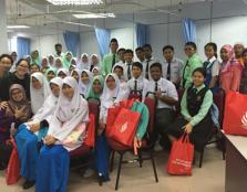  [GROUP PHOTO]: Members of the UCSI School of Nursing and students from SMK Slim River in a group photo.