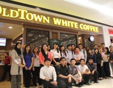  GROUP PORTRAIT: UCSI University students and Old Town White Coffee personnel posing together in a group photo during the industrial visit.