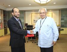  GOODWILL: UCSI’s vice-chancellor and president, Senior Professor Dato’ Dr Khalid Yusoff presented a token of appreciation to Colonel Dr Abdul Malik Sulaiman Khalaf Al Kharusi after the briefing session.