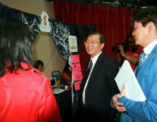  UCSI University’s Deputy Vice Chancellor of Academic Affairs & Research, Professor Emeritus Dr. Lim Koon Ong visiting one of the many booths during Orientation Day. He was accompanied by Asst. Professor Sylvester Lim, Deputy Vice Chancellor of the Studen