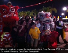 UCSI University students wowed the local community at Pesta Tanglung 2012 held recently at the Esplanade, Kampung Cina, Kuala Terengganu.