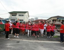 Dean of the Faculty of Medical Sciences, Dr Peh Suat-Cheng running through the finishing line after the 5KM Pink-a-thon