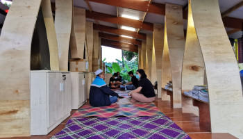 The community of AU2 Taman Keramat communicating with the team at the newly built library.