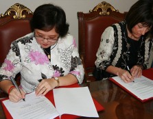 Professor Dr Lee Chai Buan and Ms Rebecca Bunting signing the MoU during the ceremony.