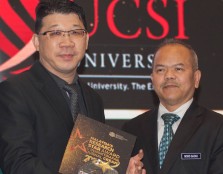 A PROUD MOMENT: Professor Dr Ooi Keng Boon receives the Malaysia’s Research Star Award (MRSA). 