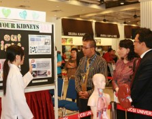  HANDS-ON (From left): One of UCSI University’s Pharmacy students explaining the health exhibit to attending VIPs, namely, Mydin Meru Raya Hypermarket (Ipoh) assistant branch manager Mr Mohd Fauzi, Perak’s deputy director of State Health (Public Health Di