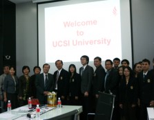 UCSIU’s deputy vice chancellor (International Relations) Professor Dr Lee Chai Buan (5th from left), UCSIU’s deputy vice chancellor (Academic Affairs & Research) Professor Emeritus Dr Lim Koon Ong (6th from left), RRU’s president Assistant Professor Aneck