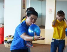 [BALLOON FUN]: Game demonstration by one of the committee members.