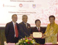 UCSI Professional Academy General Manager Mr Sudesh Balasubramaniam and Malaysian Financial Planning Council President Mr Kee Wah Song exchanging a memorandum of agreement with guest of honour Deputy Minister of Finance YB Senator Dato’ Ir Donald Lim Sian