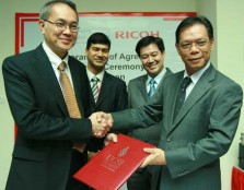 Dr Robert Bong, Vice Chancellor of UCSI University and Mr Lim Eng Weng, Managing Director of RICOH Malaysia sealing the agreement as Associate Professor Dr Lachman Tarachand, Deputy Vice Chancellor of Student Operations and Mr Ian Lim, General Manager of 