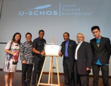  LEAVING HIS MARK: Khairy Jamaluddin signing the U- Schos plaque commemorating the club’s new motto and logo.