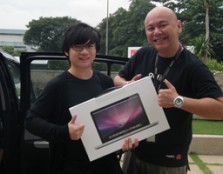 Joshua Chay, UCSI University Film & Television student and director of Mama Leong receiving the Macbook Pro laptop courtesy of ruumz from James Chong, ruumz CEO