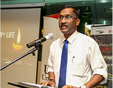  HIGH PRAISE: Kamalanathan sharing some words of encouragement and appreciation to UCSI’s scholarship awardees for promoting strong leadership values among school youths.