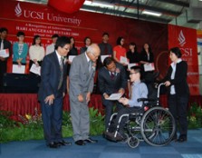 Yang Berhormat Dato’ Seri Mohamed Khaled Bin Nordin, together with UCSI University Chancellor, Tan Sri Datuk Seri Panglima Dr. Abdul Rahman Arshad and President of UCSI University, Peter T. S. Ng, presenting the Tan Sri Ahmad Razali Scholarship Award to F