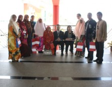  GROUP PORTRAIT: Mr. Roslan Md. Dali, Head of the Student Affairs Office of UCSI University’s Terengganu Campus (middle) and Ms. Che Zaleha Yusop (first from right) posing for the camera with the teachers of Sekolah Menengah Sultan Sulaiman 1 at the end o