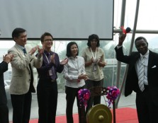  Officiating the event: Associate Professor Dr Ogunbanjo, from the School of Medicine, UCSI University officiating the event witnessed by Campaign Chairman Matthew Janz, Vice President of the Student Affairs & Alumni Mr Sylvester Lim and other faculty lec