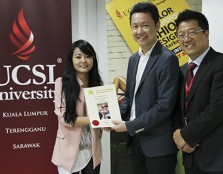  ALL SMILES (From left): One of UCSI University's DIAND students receiving her prize from Malaysian Footwear Manufacturers Association (MFMA) president Mr Tony Ting while UCSI Group founder and chairman Dato' Peter Ng looks on during the MISF prize presen