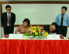 UCSI University’s Deputy Vice Chancellor for Academic Affairs, Prof. Lee Chai Buan (second, left) and Area Sales Manager for NI, James Lai, signing the Memorandum of Understanding, witnessed by Dr Jimmy Mok, Dean for the Faculty of Engineering, Architectu