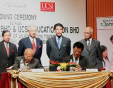 Both the Chairman of West Synergy, Mr Wong Aun Phui and UCSI Group President & Vice Chancellor signing the agreement while Tan Sri Khoo Kay Peng (Chairman & Group Chief Officer of The MUI Group), YAB Dato’ Sri Mohd. Najib (DPM), Menteri Besar of Negeri Se