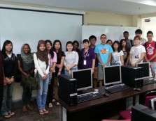  GROUP PORTRAIT: Dr Dazmin (most left) posing with the participants after the SPSS workshop.