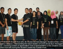 GROUP PORTRAIT (Fourth from left): Mr. Roslan Md Dali (Manager, Student Affairs Office, Terengganu Campus) - representing the future leaders of UCSI University's Terengganu campus - receiving a token of appreciation 