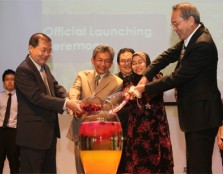 AN AWESOME MIX: (From left) UCSI University deputy vice-chancellor Emeritus Prof Dr Lim Koon Ong, Dr Nik Ismail, Megawati Suzari and UCSI vice-chancellor Dr Robert Bong preparing a concoction of dragon fruit and jelly during the launch of UCSI’s two new M