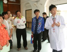 A Pharmacy student explains how the event runs to (from far left) Ms. Yoong Yok Yam, Principal of SMK St. George Assoc. Prof Dr. Yeong Siew Wei, Associate Dean of UCSIU’s Faculty of Medical Sciences, Mr. Goh, afternoon Senior Assistant and Mr. Lee Ling Ko