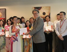  English teacher Ms Nguyen Thi Yuan receiving a certificate from UCSI's deputy vice-chancellor (Academic Affairs and Research) Prof Dr Teoh Kok Soo during the graduation ceremony.