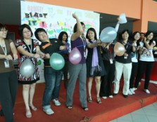 Director of the Student Affairs Office, Ms. Ooi Pei Boon officiates the event with the popping of balloons