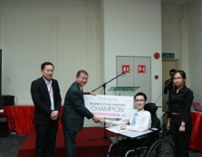  WINNER: UCSI University deputy vice-chancellor (Academic Affairs & Research) Prof. Emeritus Dr. Lim Koon Ong (middle) presenting the award to the champion of the competition TiewKee Yee (right) while FOBIS dean Assoc. Prof. Dr. Toh Kian Kok (left) looks 