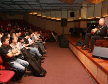 Tommy Emmanuel conducting his workshop to budding musicians at UCSI University’s Recital Hall.