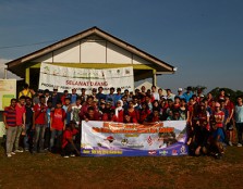  GROUP PORTRAIT: UCSI University's Faculty head of Civil Engineering Ir Asst Prof Ahmad Bin Tamby Kadir (seventh from left, second row) posing for the camera with students at the Raja Musa Forest Reserve during the tree planting campaign.