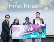 Toh Su Kai (first from right) and Cassandra Ma Jun Chi (second from right), winners of first prize received their RM5,000 award from Assoc Prof Dr Mogana Sundari Rajagopal (second from left), Dean, Faculty of Pharmaceutical Sciences