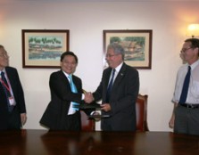 Deputy Vice Chanellor, Assoc. Prof. Chin Peng Kit exchanging the MoU with Professor Joe Graffam from Deakin University. Looking on is Prof. Dr;. Kwan, Vice President of Academic Affairs (far left) and Assoc. Prof. David Mellor (far right)