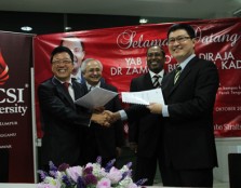 SEALING THE DEAL: UCSI Group founder and chairman Dato’ Peter Ng exchanging the agreement for UCSI University to build a new campus in Perak with CEO of Jumbo Straits Mr Sunny Yee (right) as Perak Menteri Besar Dato’ Dr Zambry Bin Abdul Kadir (second from